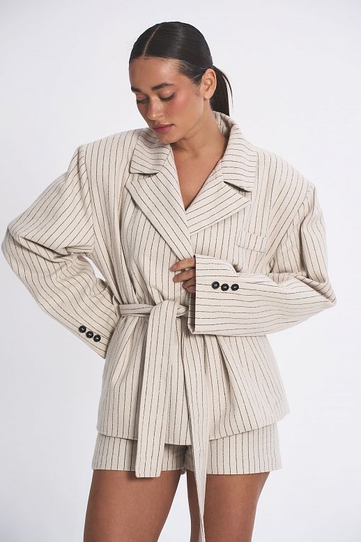 Wełniana marynarka z paskiem śmietankowa