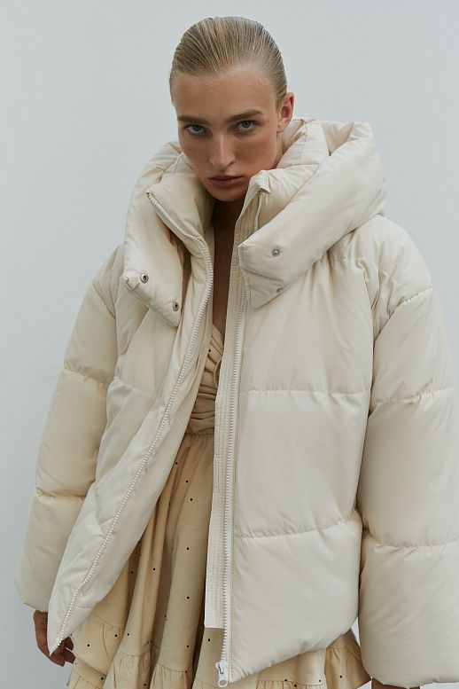 Kurtka przycięta z zamkiem mleczna