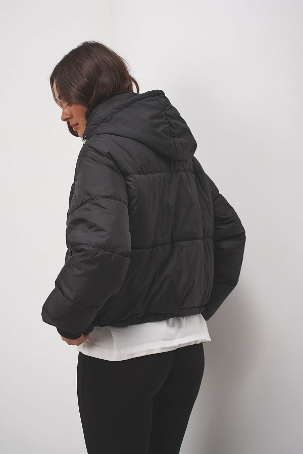 Krótka kurtka puchowa z kapturem czarna  240909/1 № 3
