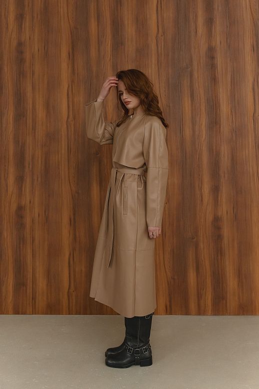 Trencz krótki z eko-skóry z zamkiem beżowy