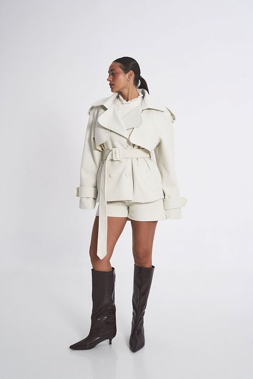Krótki płaszcz z paskiem biały
