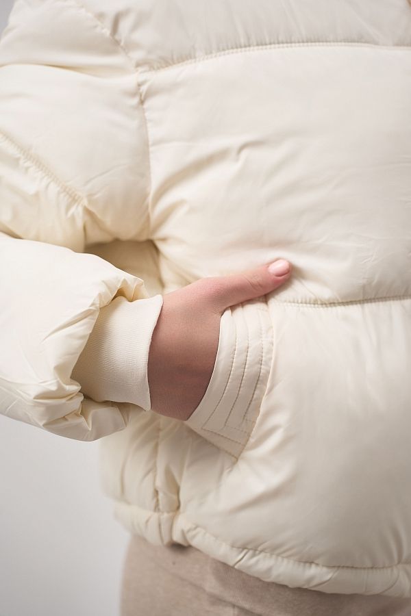 Krótka kurtka puchowa z kapturem mleczna 240909/2 № 3