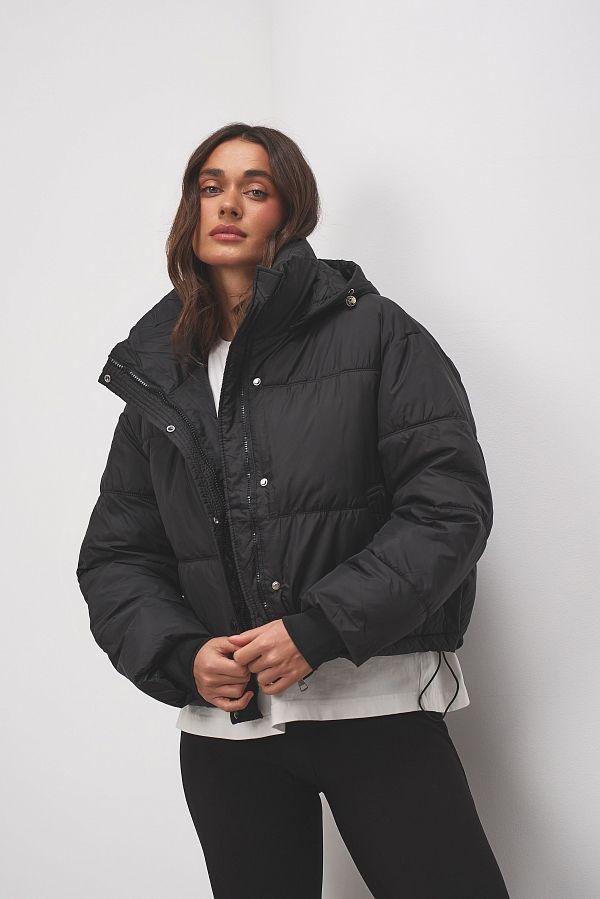 Krótka kurtka puchowa z kapturem czarna  240909/1 № 1