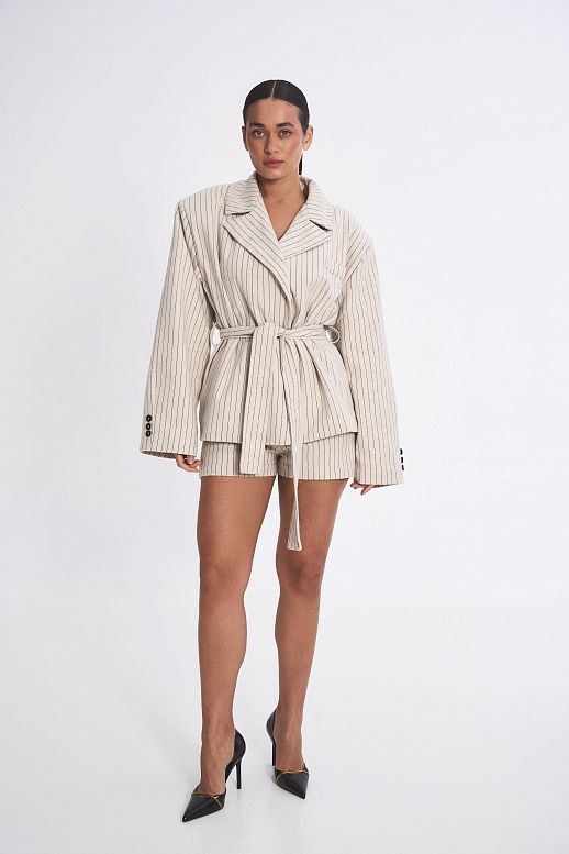 Wełniana marynarka z paskiem śmietankowa