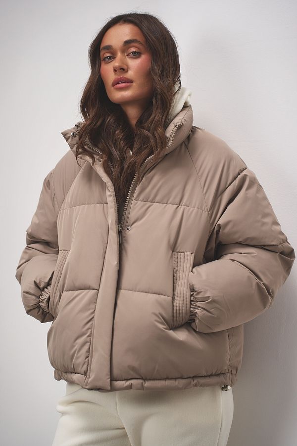 Krótka kurtka puchowa z kapturem cappuccino  240909/5 № 1
