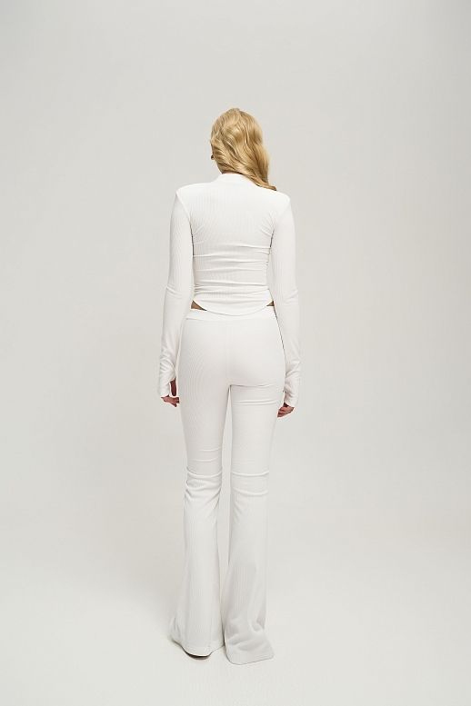 Komplet z topem zapinanym na haczyki i spodniami palazzo biały