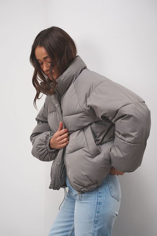 Krótka kurtka puchowa z kapturem szara