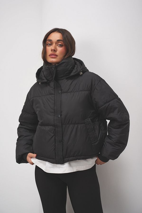 Krótka kurtka puchowa z kapturem czarna  240909/1 № 2