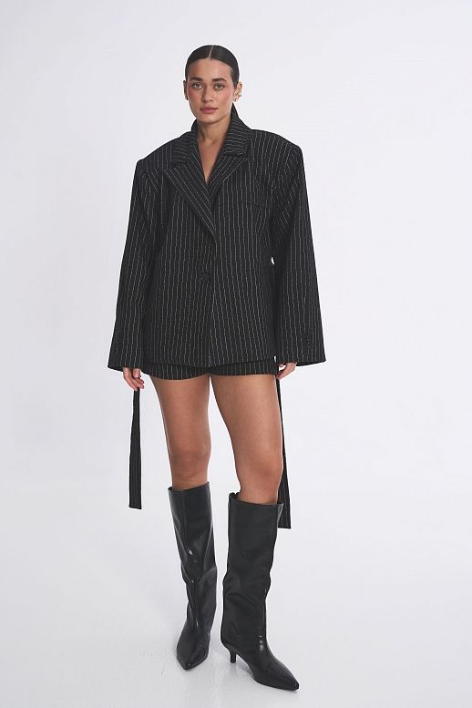 Wełniana marynarka z paskiem czarna