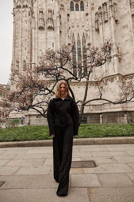 Bomberka z wyprofilowanymi rękawami czarna