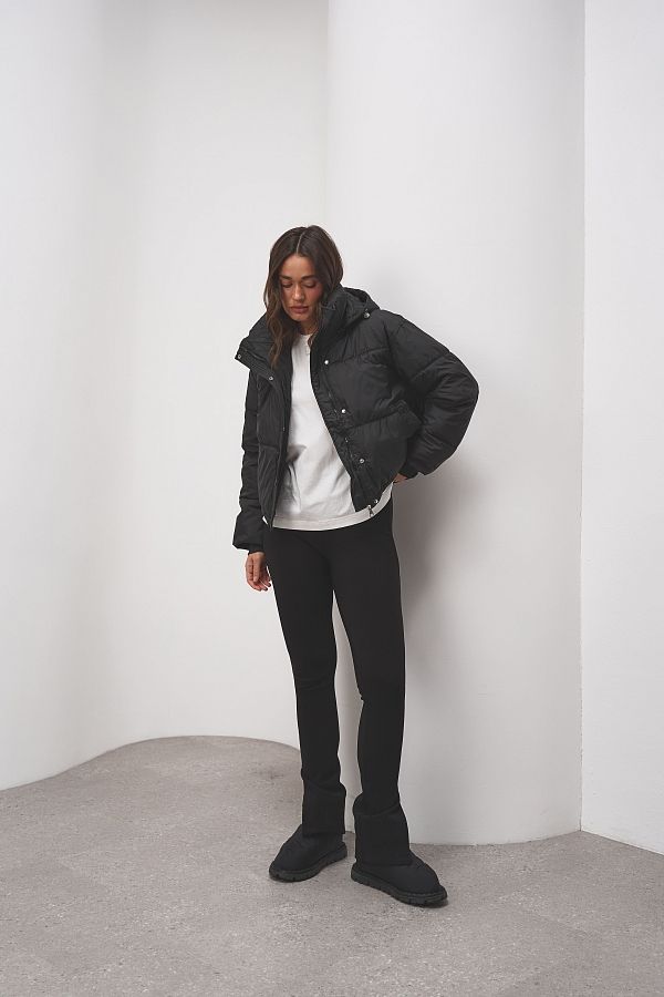 Krótka kurtka puchowa z kapturem czarna  240909/1 № 4