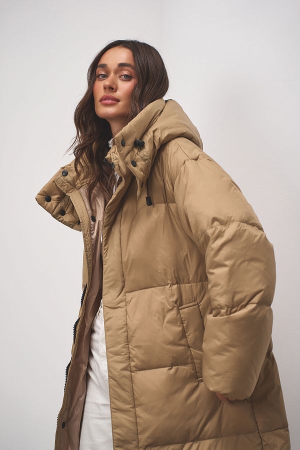 Długa kurtka puchowa z kapturem beżowa 240906/3 № 2