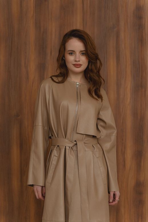 Trencz krótki z eko-skóry z zamkiem beżowy