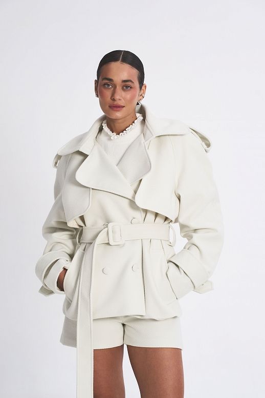 Krótki płaszcz z paskiem biały